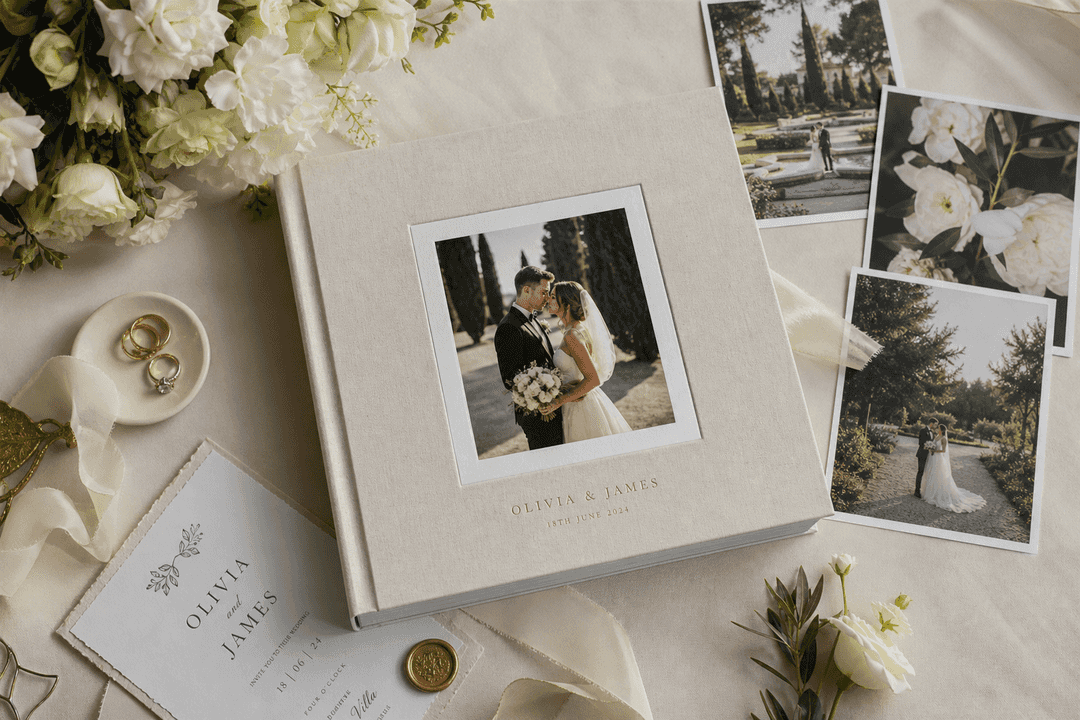 Elegant huwelijksfotoboek op een tafel met bloemen en geheugensteuntjes