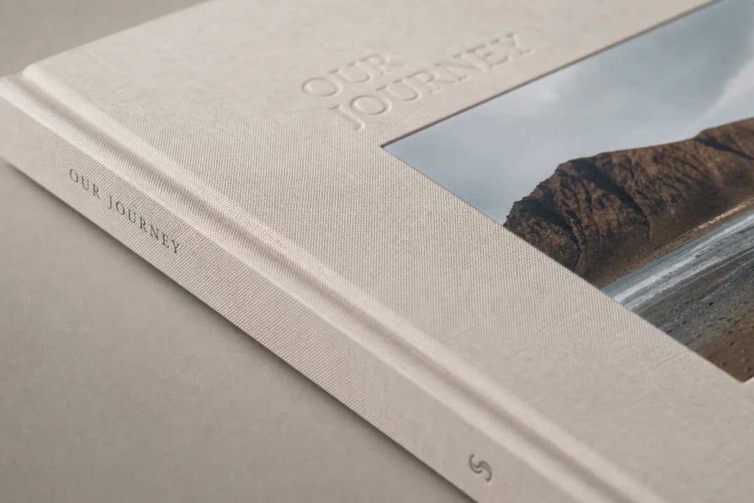 Primo piano dei materiali e delle finiture della copertura dell’album foto personalizzato