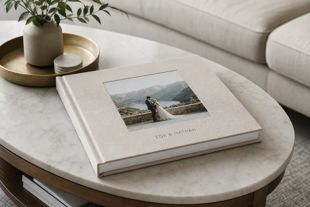Album foto personalizzato di lusso su un tavolo da caffè moderno