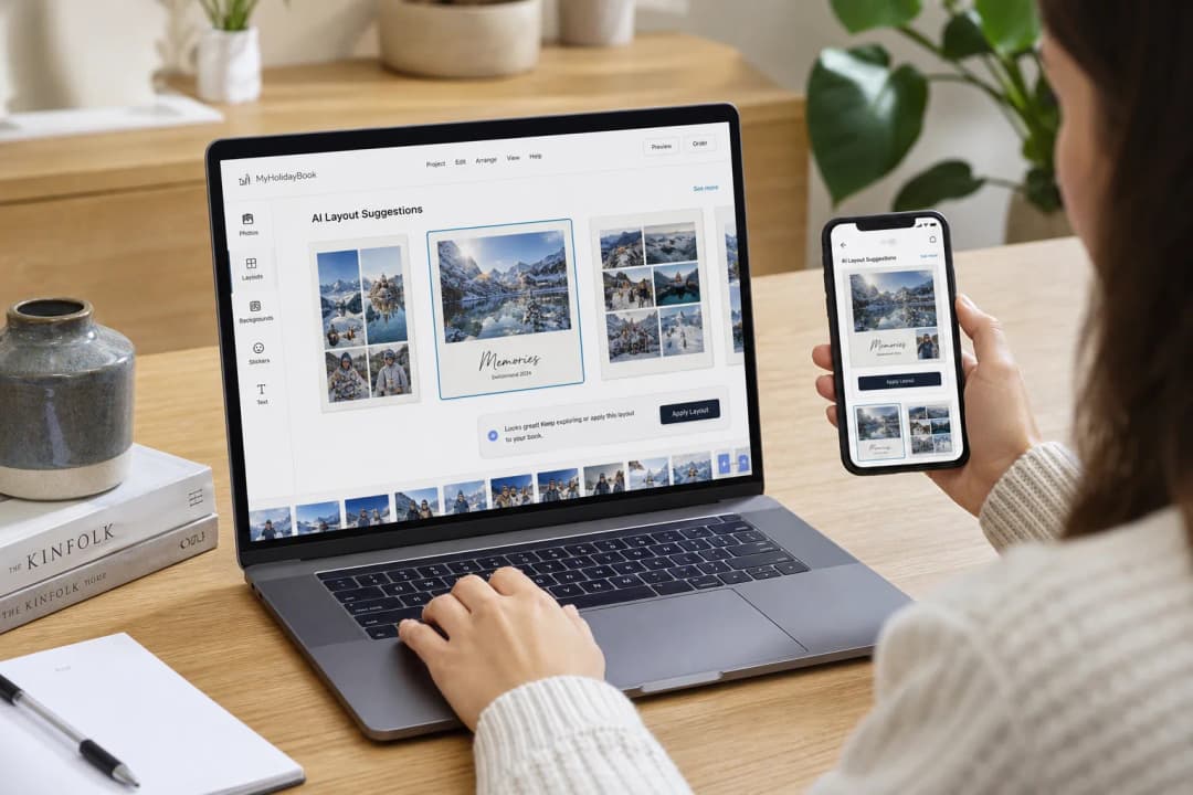 Person, die online mit KI ein Ferienfotoalbum entwirft
